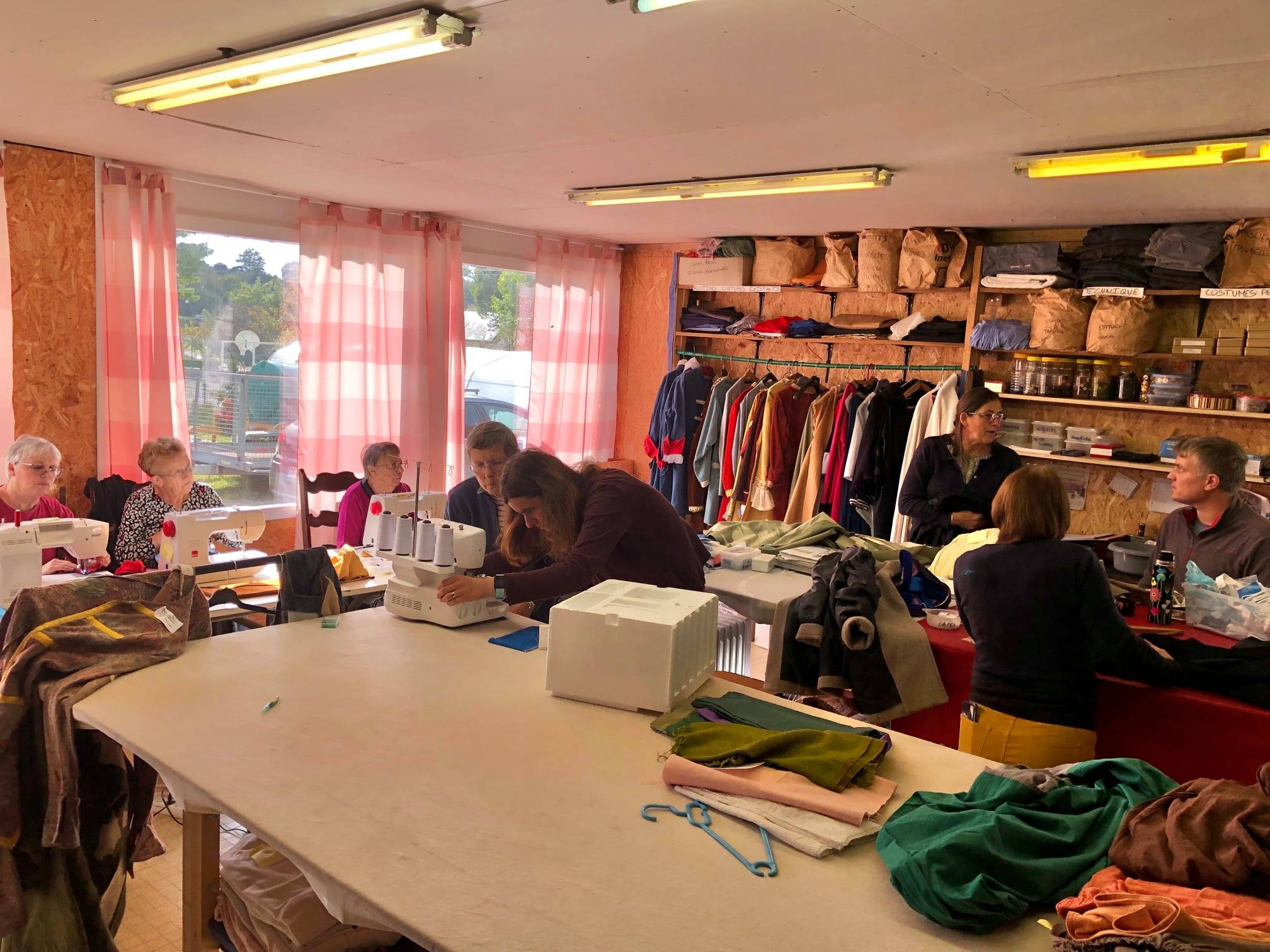 L'équipe costumes au travail L'équipe costumes au travail